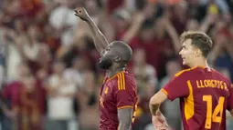 Pemain AS Roma, Romelu Lukaku, merayakan gol bersama Diego Llorente saat melawan Empoli pada laga Liga Italia di Stadion Olimpico, Roma, Senin (18/9/2023). Ini menjadi gol perdana Lukaku bersama Serigala Ibu kota. (AP Photo/Alessandra Tarantino)