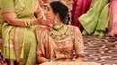 Lengkapi busana tradisionalnya, Radhika Merchant kenakan aksesori yang meriah. Aksesori ini khusus dibuat untuk sang calon pengantin. [@taruntahiliani]