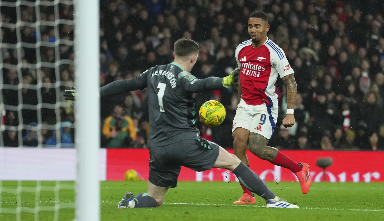 Pemain Arsenal, Gabriel Jesus mencetak gol ke gawang Crystal Palace pada laga perempat final Carabao Cup 2024/2025 yang berlangsung di Emirates Stadium, London, Inggris, Kamis (19/12/2024) WIB. (AP Photo/Kirsty Wigglesworth)