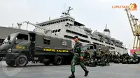 Pasukan Kostrad diberangkatkan ke Wilayah Maluku menggunakan KRI Tanjung Nusanive 973. (Liputan6.com/Andrian M Tunay)