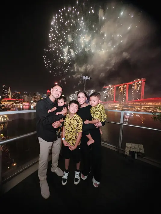 Bagi keluarga Raffi Ahmad dan Nagita Slavina, momen tahun baru adalah soal kebersamaan. Nagita, Raffi, dan Baby Lily tampil kompak serba hitam. Sementara itu, Rafathar dan Rayanza menambahkan sentuhan ceria dengan kemeja kuning senada.  {@raffinagita1717].