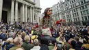 Boneka raksasa Little Amal disambut ratusan warga saat tiba di kota London, Inggris, Sabtu (23/10/2021). Little Amal merupakan boneka berukuran raksasa yang menjadi simbol pengungsi anak dari Suriah.(Aaron Chown/PA via AP)