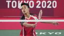 Wakil Indonesia, Anthony Ginting beberapa kali medapatkan perlawanan di pertengahan akhir gim kedua. Pebulu tangkis peringkat kelima dunia itu mampu tunjukkan dominasi dan tutup permainan dengan skor 21-13. (Foto: AP/Dita Alangkara)