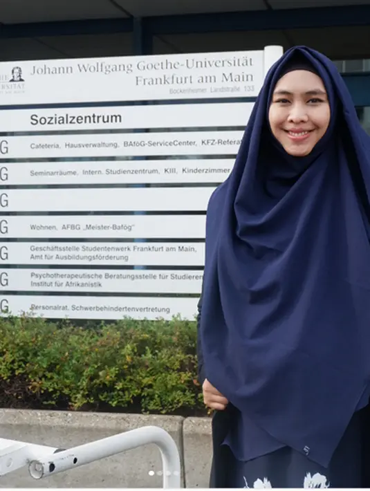 "Terimakasih tak terhingga pada suami yang terus dan selalu mendukung apa yang dilakukan istrinya, termasuk studi ini. Terimakasih telah mau berbagi tugas dalam menjaga anak-anak, merestui dan memberi kepercayaan penuh sembari terus berpesan," tulis Oki.