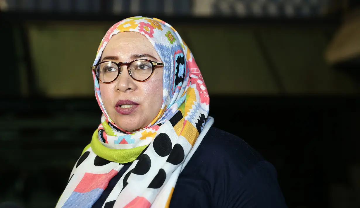 "Dance, baju udah hampir selesai. Malam ini diselesaikan ama Hengky Kawilarang. Nanti ikutin Syahrini tapi tetap versi aku. Spesial ya pastinya," ujar Melly usai gladi resik. (Galih W. Satria/Bintang.com)