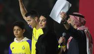 Cristiano Ronaldo bersama sang kekasih Georgina Rodriguez dan putranya Cristiano Ronaldo Jr naik panggung saat upacara penyambutan dirinya sebagai pemain baru Al Nassr di Stadion Mrsool Park, di ibu kota Saudi, Riyadh, Selasa (3/1/2023). (Fayez Nureldine / AFP)