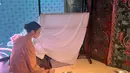 Penting untuk kita ketahui, batik pekalongan kaya sekali akan akulturasi budaya. Dalam sejarahnya banyak pedagang-pedagang dari India, Cina, dan berbagai negara lain yang membawa pengaruh pada motif batik dan juga warna batik Pekalongan. Hal itu yang membuat Amanda tergerak untuk mengangkat kembali Batik Pekalongan dengan nuansa warna dan penggabungan motif ciri khasnya. [ Foto : Fimela.com ]