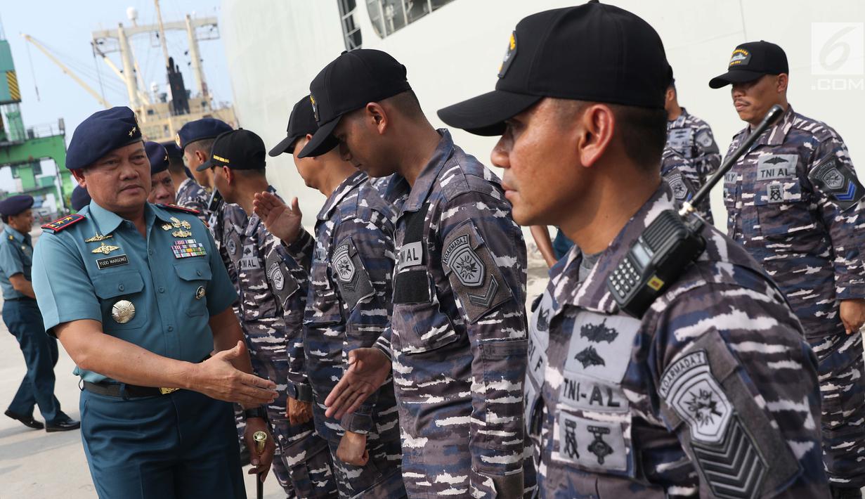 Pangkoarmada l Laksamana Muda, Yugo Margono (kiri) menyalami awak KRI Semarang-594 yang tiba di dermaga 203, Jakarta, Jumat (15/3). Kapal itu untuk memperkuat Unsur Satfib Komando Armada (Koarmada) I TNI AL (Liputan6.com/Helmi Fithriansyah)