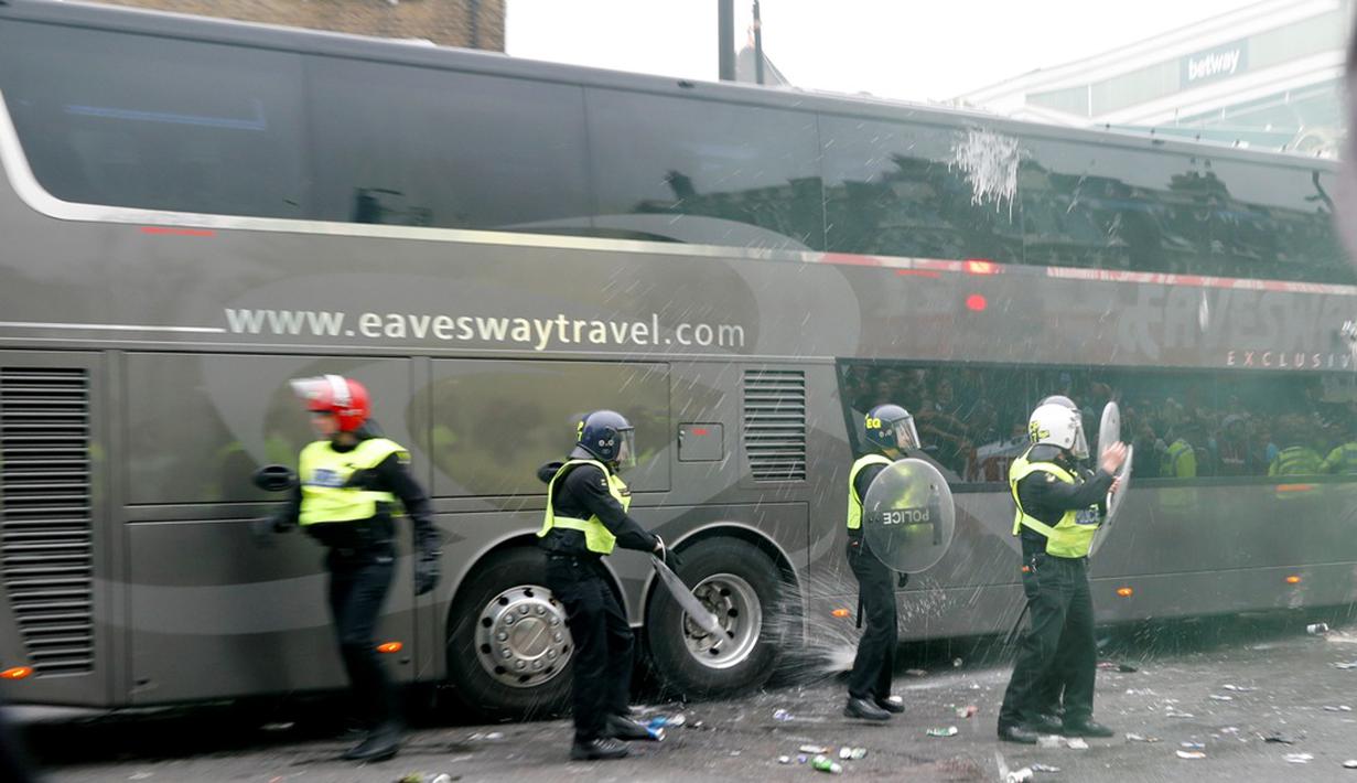 Lemparan botol ke arah bus Manchester United yang diduga dilakukan oleh oknum suporter West Ham United. Rabu (11/5/2016) dini hari WIB. (Reuters/Eddie Keogh)