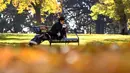 Seorang wanita beristirahat di taman dalam kota di Melbourne, Australia (3/6/2021). Pihak berwenang mengumumkan Lockdown di Melbourne diperpanjang tujuh hari lagi ketika negara itu berusaha untuk membasmi sekelompok kasus Covid-19 di Melbourne. (AFP Photo/William West)