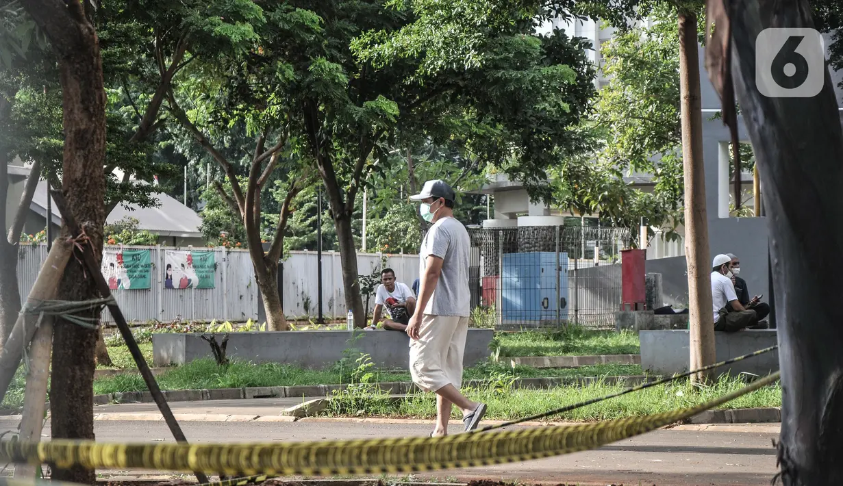 Pasien positif Covid-19 berolahraga saat menjalani isolasi di RSDC Wisma Atlet Kemayoran, Jakarta Pusat, Senin (21/2/2022).  Data per Senin (21/2) mencatat sebanyak 2.956 orang dirawat di RSDC Wisma Atlet Kemayoran atau berkurang 222 pasien dari hari kemarin. (merdeka.com/Iqbal S. Nugroho)