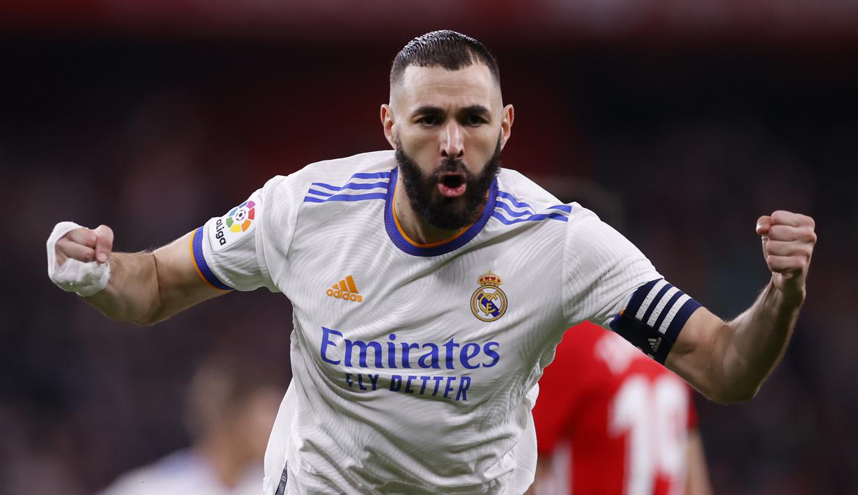 Penyerang Real Madrid, Karim Benzema berselebrasi usai mencetak gol ke gawang Athletic Bilbao pada pertandingan lanjutan La Liga Spanyol di stadion San Mames di Bilbao, Spanyol, Kamis (23/12/2021). Benzema mencetak dua gol dan mengantar Madrid menang atas Bilbao 2-1. (AP Photo/Ricardo Larreina)