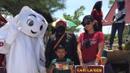 La'eeb menyapa warga yang sedang berwisata di Pantai Kenjeran. (Procomm Surya Citra Media)
