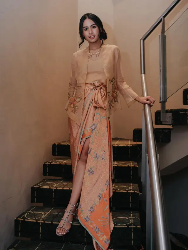 Maudy Ayunda kebaya