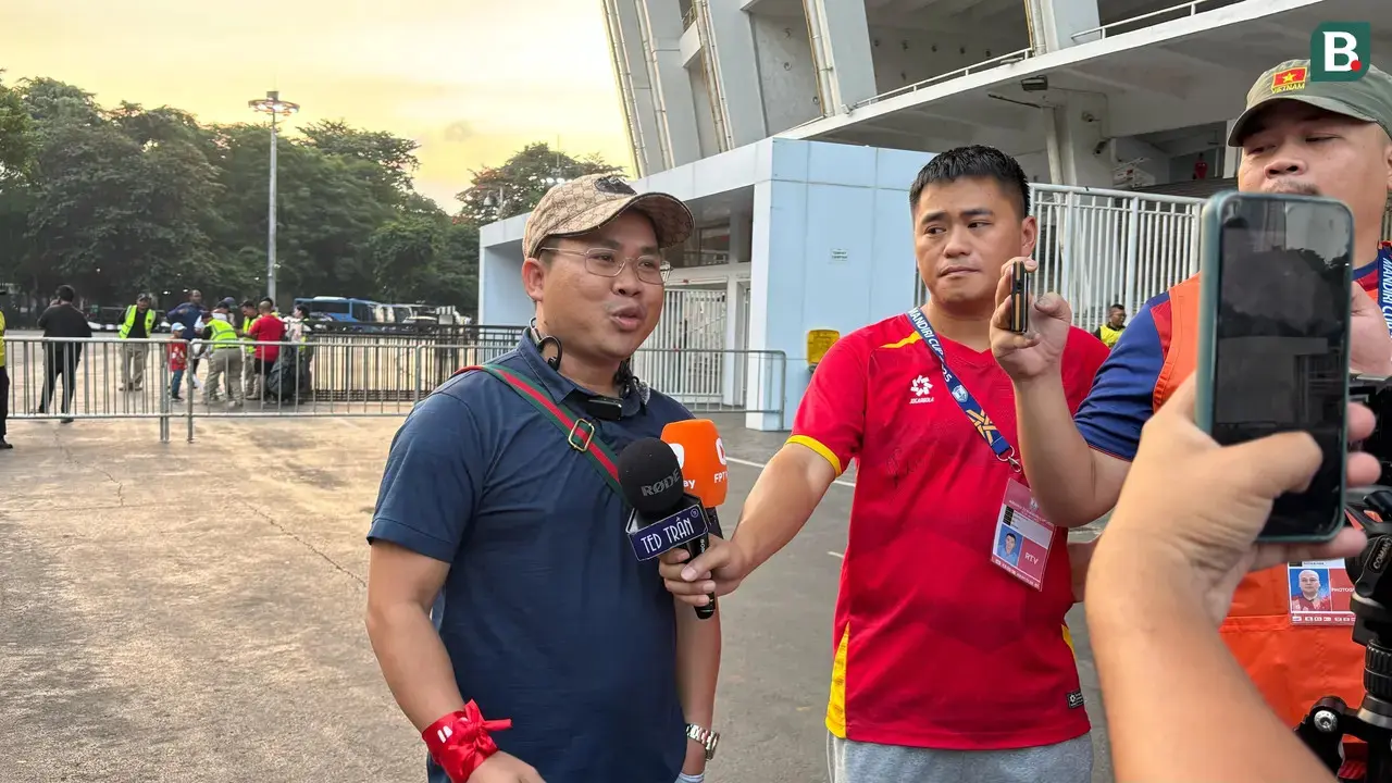 Suporter Timnas Vietnam U-23, Ali Bao hadir langsung di Stadion Utama Gelora Bung Karno, Jakarta untuk menyaksikan final Piala AFF U-23 2025, Selasa (29/7/2025) (Bola.com/Hery Kurniawan)