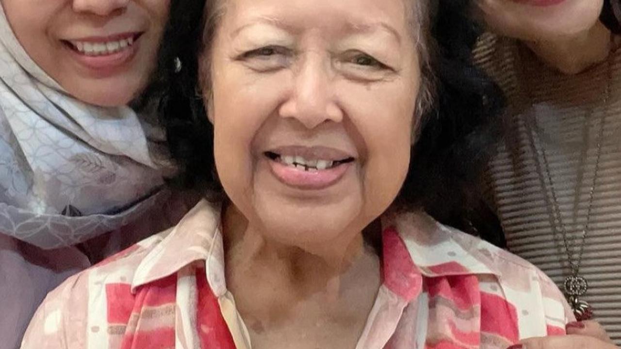 Dua hari yang lalu Ira sempat mengunggah sebuah potret dirinya bersama ibu sambung dan adik tiri. Ira pada saat itu rupanya sedang berkunjung ke Rempoa, Tangerang Selatan, tempat ibu sambungnya tinggal.