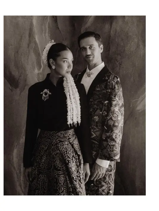 Di akun Venema Pictures, lalu mengunggah potret couple Adinia dan Michael sebelum menikah. Kembali mengenakan wastra bergaya elegan. Foto: Instagram.