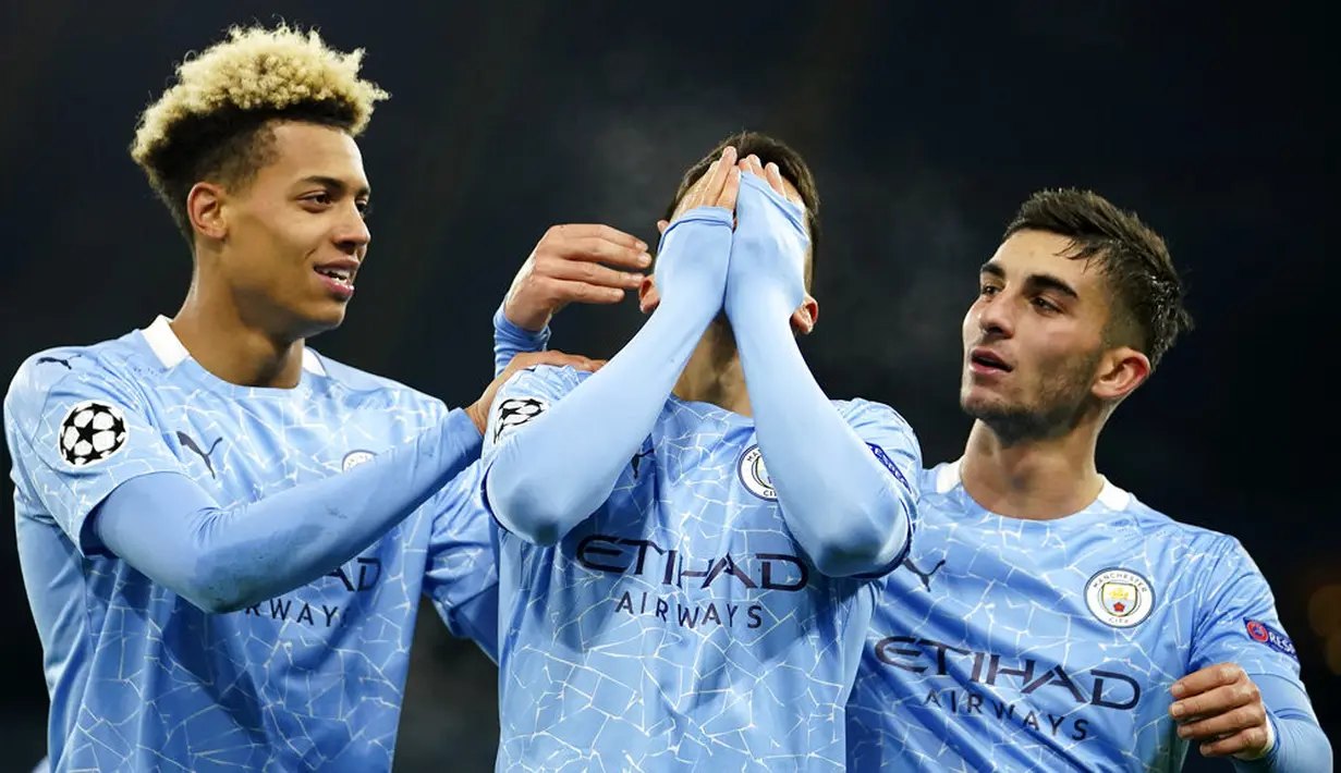 Pemain Manchester City Joao Cancelo (tengah) merayakan bersama rekan setimnya usai mencetak gol ke gawang Olympiacos pada pertandingan Grup C Liga Champions di Etihad Stadium di Manchester, Inggris, Selasa (3/11/2020). Manchester City mencukur Olympiacos dengan skor 3-0. (AP Photo/Dave Thompson)