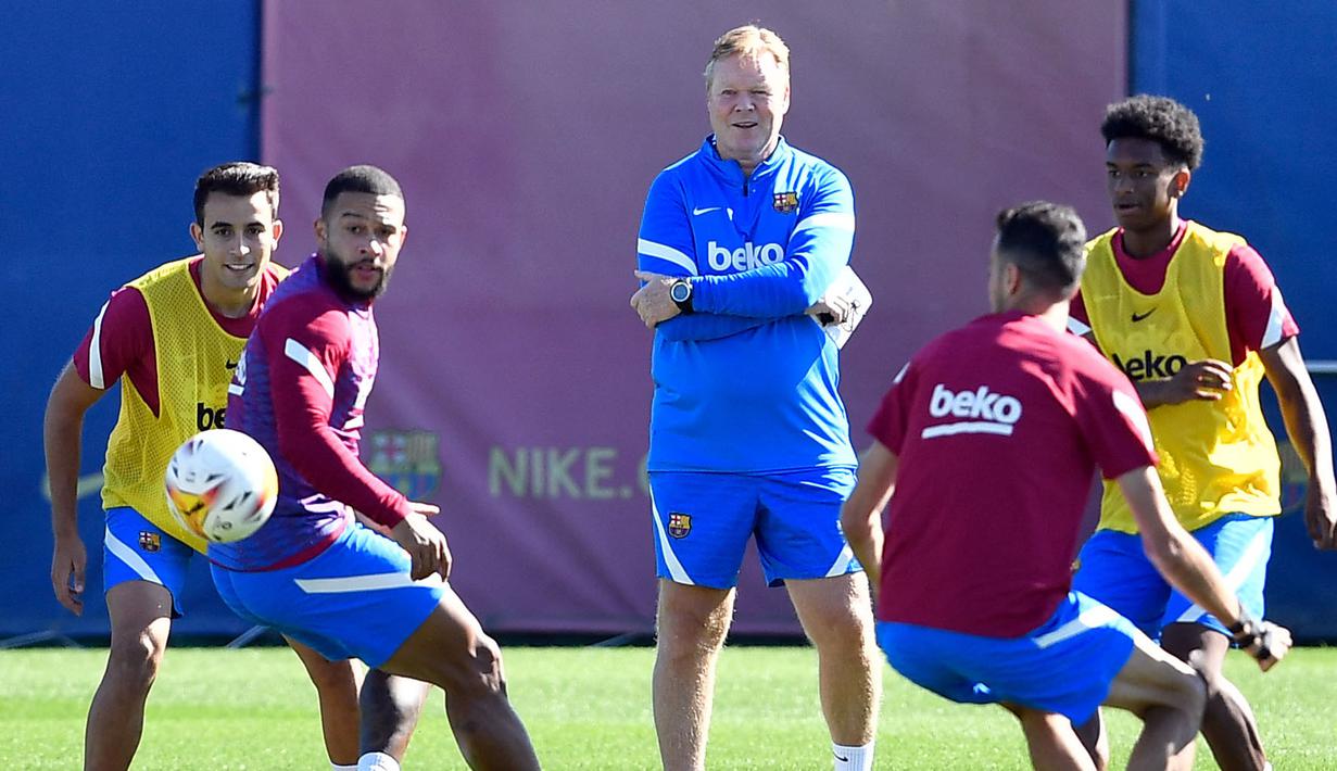 Kedua, Koeman mengubah sistem dan gaya bermain Barcelona. Pola 4-2-3-1 lebih ia pilih dibanding pola 4-3-3 yang merupakan gaya alami bermain Barcelona. Bahkan, tiki-taka khas Blaugrana mulai ia tinggalkan. (AFP/Pau Barrena)