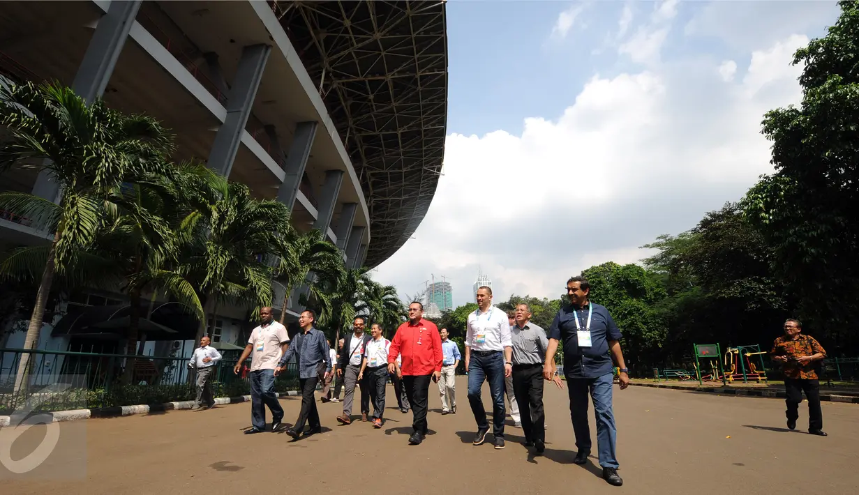 Delegasi Dewan Olimpiade Asia (OCA) berjalan sambil meninjau area ring road kawasan Stadion Gelora Bung Karno Jakarta, Selasa (10/5/2016). Rencananya, Stadion GBK akan mulai direnovasi pada awal Juni mendatang. (Liputan6.com/Helmi Fithriansyah)