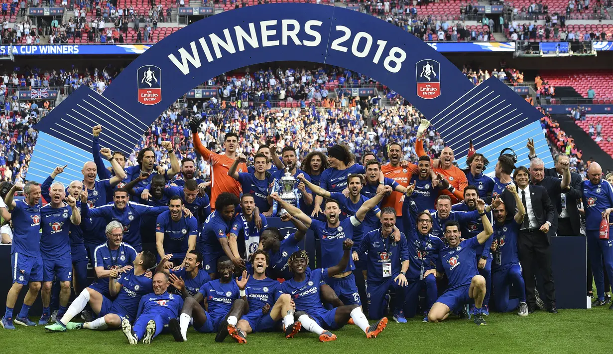 Selebrasi pemain Chelsea setelah mengalahkan MU dan keluar sebagai juara Piala FA 2017/2018. Chelsea juga mengantongi delapan trofi Piala FA pada musim 1969/70, 1996/97, 1999/00, 2006/07, 2008/09, 2009/10, 2011/12, 2017/18. (AFP/Glyn Kirk)