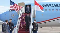 Presiden Jokowi didampingi Ibu Negara Iriana Joko Widodo tiba di Pangkalan Udara Joint Base Andrews di Washington DC, Amerika Serikat, Minggu (25/10) waktu setempat. Jokowi dijadwalkan akan bertemu dengan Presiden AS Barack Obama.(Laily Rachev)