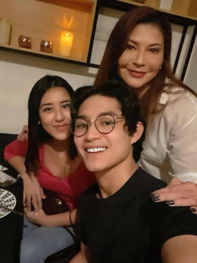 7 Potret Teuku Rassya dan Cleantha Islan, Pasangan Muda yang Selalu Romantis (credit: instagram.com/teukurassya).