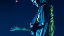 Personel grup band Muse, Matt Bellamy tampil pada konser ALTer EGO iHeartRadio di Kia Forum, Inglewood, California, Amerika Serikat, 14 Januari 2023. Selain lagu terbaru, Muse juga membawakan lagu-lagu ikonik mereka termasuk Madness, Uprising, Supermassive Black Hole. (AP Photo/Chris Pizzello)
