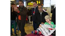 Ahmed Dawabsha menjadi buah bibir setelah dia mengenakan jersey Real Madrid milik sang Idola Cristiano Ronaldo tersebar di media sosial, saat ini dia tiba di Bandara Adolfo Suarez, Madrid, Rabu (16/3/2016).  (AFP/Curto De La Torre)