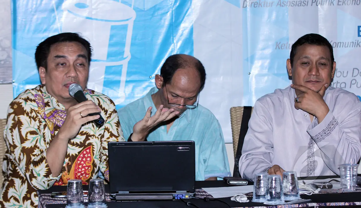 Efendi Simbolon  (kiri) menilai Jokowi telah melanggar undang-undang minerba saat diskusi diskusi bertajuk “Adakah Harapan di Tengah Oligarki Pengelolaan Migas” di Cikini, Jakarta, (8/5/2015). (Liputan6.com/Helmi Afandi)