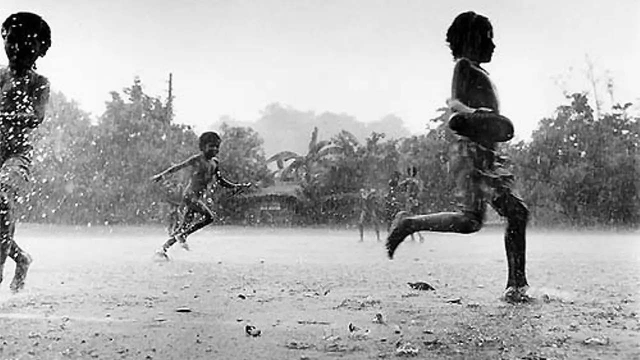 10 Hal Masa Kecil yang Bakal Awkward Kalau Dilakukan Saat Dewasa