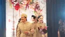 Tampilan Athina dan Rio begitu menakjubkan dan cantik di hari pernikahan. [Foto: Instagram/ The Bridestory]