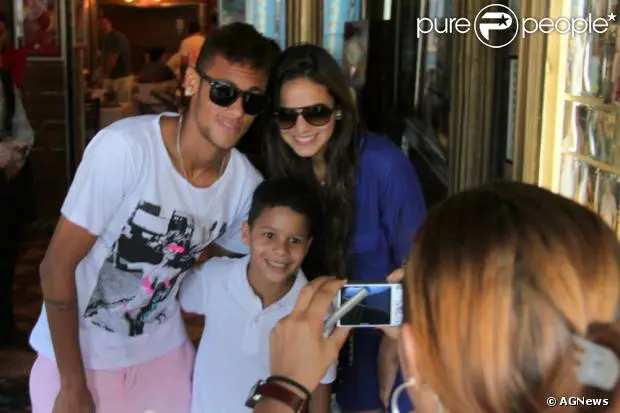 Neymar dan Bruna bersama putra Neymar. (101greatgoals)