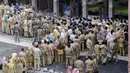 Ratusan PNS Kota Tangerang mengikuti Halal Bi Halal pada hari perdana masuk bekerja seusai libur Lebaran dengan Walikota Tangerang H. Arief R. Wismansyah di halaman Pemkot Tangerang, Banten, (4/8/2014). (ANTARA FOTO/Lucky R)