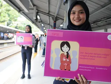 Pegawai PT KCI memegang poster saat kampanye bertema "Victim blamming, konsensus, cat call", dalam rangka memperingati Hari Perempuan Internasional di Stasiun Sudirman, Jakarta, Selasa (12/3). (Liputan6.com/Herman Zakharia)