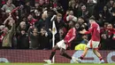 Pemain Manchester United, Kobbie Mainoo (kiri) merayakan gol penyeimbang 4-4 ke gawang Lyon dalam laga lanjutan Liga Europa 2024/2025 di Old Trafford, Manchester, Inggris, Jumat (18/04/2025) dini hari WIB. (AP Photo/Jon Super)