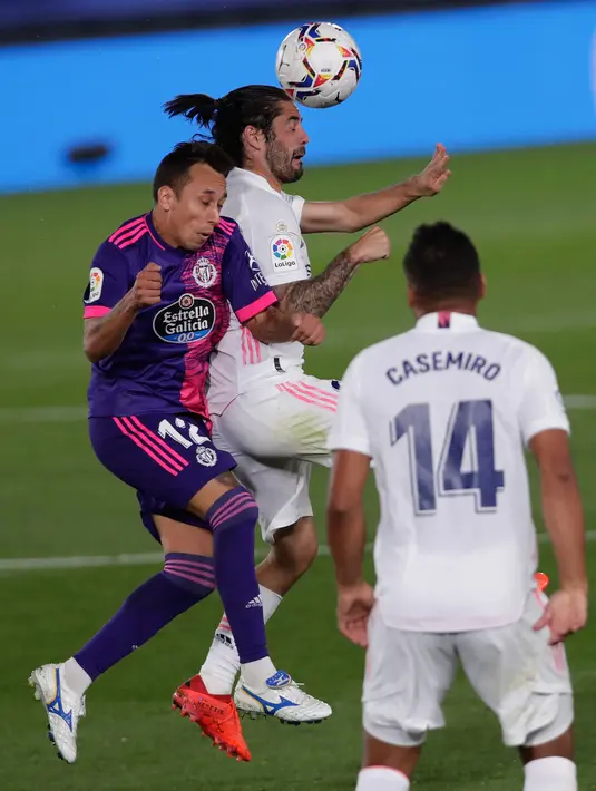 Gelandang Real Madrid, Isco berebut bola dengan pemain Valladolid, Fabian Orellana pada lanjutan La Liga Spanyol di stadion Alfredo, Rau (30/9/2020). Real Madrid menekuk Real Valladolid denga skor 1-0. (AP Photo/Manu Fernandez)