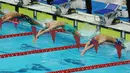 Perenang ESC Bandung, Ricky Anggawijaya (tengah) saat start di lomba 200 meter gaya punggung putra Kejuaraan Aquatik Indonesia Open 2017 di Stadion Aquatik GBK, Jakarta, Jumat (15/12). Ricky mencatat waktu 02.04,75 detik. (Liputan6.com/Helmi Fithriansyah)