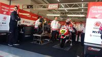 Pembalap Astra Honda Racing Team, Andi Gilang, saat akan tampil di Moto2 FIM CEV 2019 di Ricardo Tormo, Valencia, Minggu (10/11/2019) (Astra Honda Motor Indonesia)