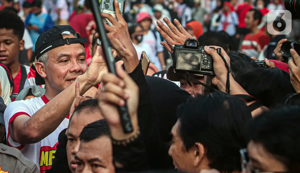 Meski kelelahan dengan wajah memerah, politikus PDIP ini tidak henti meladeni warga dan relawan yang ingin bertemu dengannya. (Liputan6.com/Faizal Fanani)
