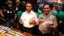 Kabid Humas Polda Metro Jaya Kombes Pol Rikwanto (kanan) bersama Kasat Narkoba Polres Jakarta Barat, AKBP Gembong Yudha menunjukan barang bukti enam kasus narkoba, Senin (21/4/2014). (Liputan6.com/Andrian M Tunay)