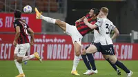 Pemain AC Milan Zlatan Ibrahimovic mengontrol bola di pertandingan sepak bola Serie A antara AC Milan dan Bologna di stadion San Siro, di Milan, Italia, Senin, September. 21, 2020. (Foto AP / Antonio Calanni)