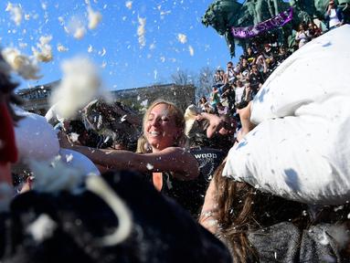 Sejumlah remaja saling pukul dengan bantal saat mengikuti perang bantal dalam Hari Perang Bantal Sedunia (International Pillow Fight Day) 2017 di Budapest, Hongaria (1/4). Perang bantal ini tidak membuat orang saling melukai. (Tamas Kovacs / MTI via AP)