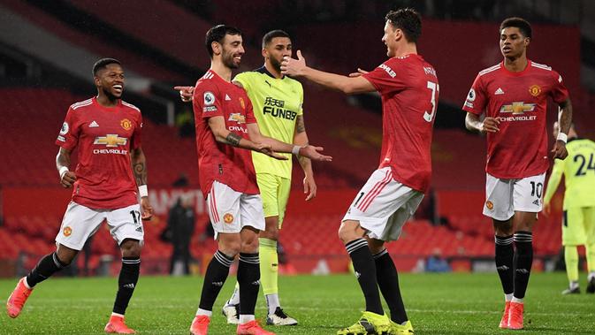 Pemain Manchester United merayakan gol kedua Bruno Fernandes ke gawang Newcastle United pada menit ke-75. MU meraih kemenangan 3-1 atas Newcastle pada laga pekan ke-25 Premier League di Old Trafford, Senin (22/2/2021). (Stu Forster/POOL/AFP)