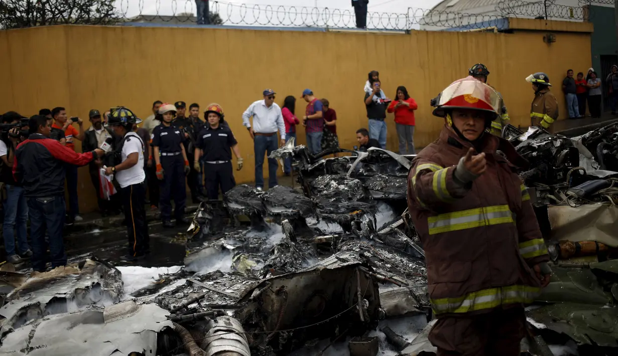 Keramaian lokas terjatuhnya pesawat yang hangus terbakar di Guatemala City, Guatemala, Sabtu (21/11/2015). Pesawat terjatuh setelah lepas landas dari Bandara Internasional La Aurora. (REUTERS/Jorge Dan Lopez)