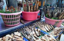 Potret Ikan Salmon hingga Tuna Asap Dijual di Pinggir Jalan Tuban, Cocok untuk Oleh-Oleh Lebaran