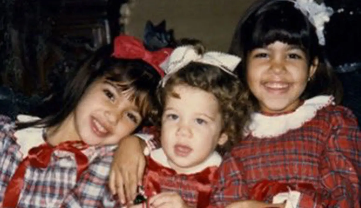 Nah ini saat Kim Kardashian, Khloe Kardashian dan Kourtney saat kecil. Menggemaskan nggak ada obat! (twitter/krisjenner)