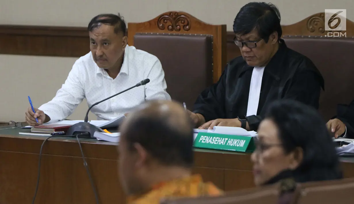 Terdakwa dugaan korupsi E-KTP, Markus Nari (kiri) menyimak keterangan saksi saat mengikuti sidang lanjutan di Pengadilan Tipikor, Jakarta, Rabu (11/9/2019). Sidang beragendakan mendengar keterangan saksi-saksi. (Liputan6.com/Helmi Fithriansyah)