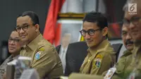 Gubernur dan Wakil Gubernur baru DKI, Anies Baswedan dan Sandiaga Uno bersiap menggelar rapat dengan jajaran pejabat Pemprov DKI Jakarta di Balai Kota, Selasa(17/10). Anies-Sandi tampak necis mengenakan pakaian dinas PNS. (Liputan6.com/Faizal Fanani)