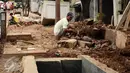 Pekerja mengerjakan proyek pembangunan trotoar Jalan Raya Ragunan, Jakarta, Rabu (2/11). Pembangunan penataan trotoar di kawasan Jalan Raya Ragunan, Jakarta Selatan baru mencapai 40 persen. (Liputan6.com/Helmi Fithriansyah)